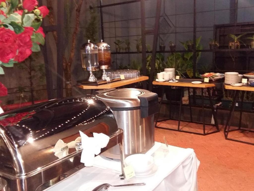 Couleur Hotel Cengkareng Джакарта Экстерьер фото