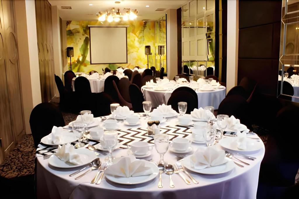 Couleur Hotel Cengkareng Джакарта Экстерьер фото