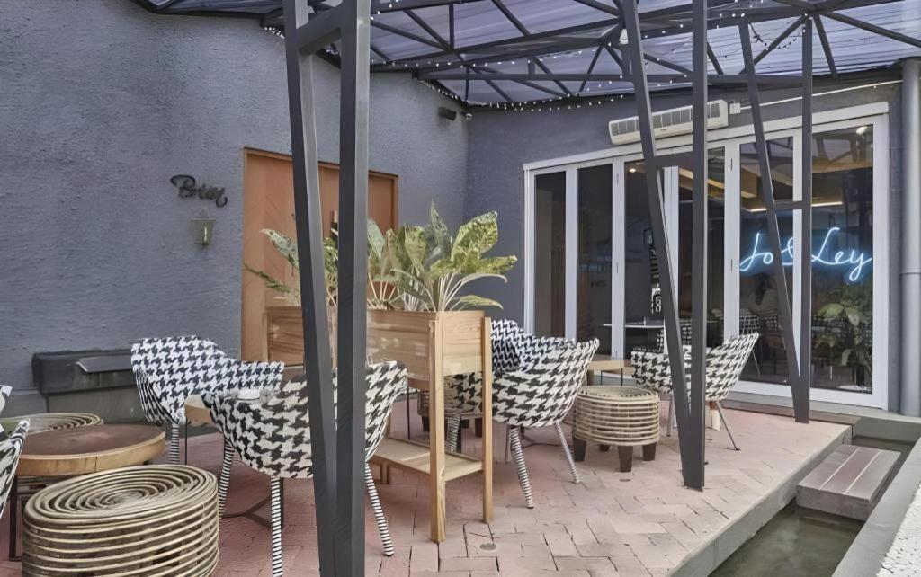Couleur Hotel Cengkareng Джакарта Экстерьер фото